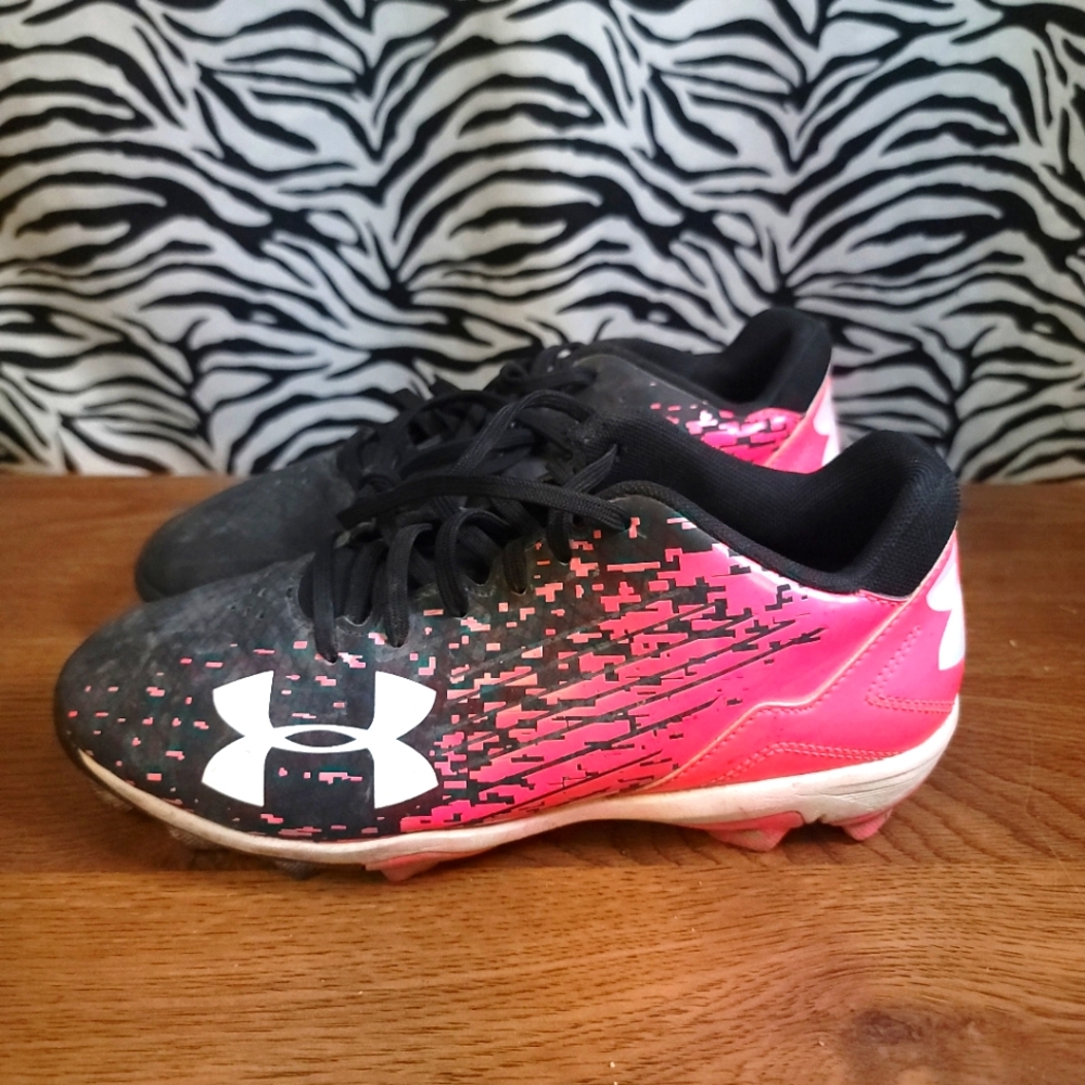 0725 Thrifted Sz. 3.5Y Girls Under Armour Molded Cleats GWOSLOO1.15